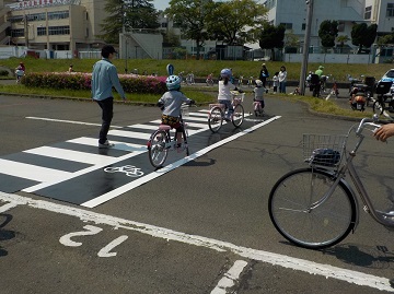 自転車に乗って自転車通行帯を通行する様子