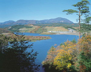 七北田ダムと泉ケ岳の画像