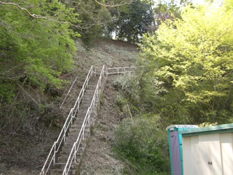 山野内城址への階段の像画