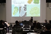 写真：下水による藻類の培養技術の講演の様子　筑波大学　鈴木教授