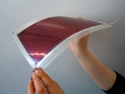 有機薄膜太陽電池手に持った有機薄膜太陽電池の写真
