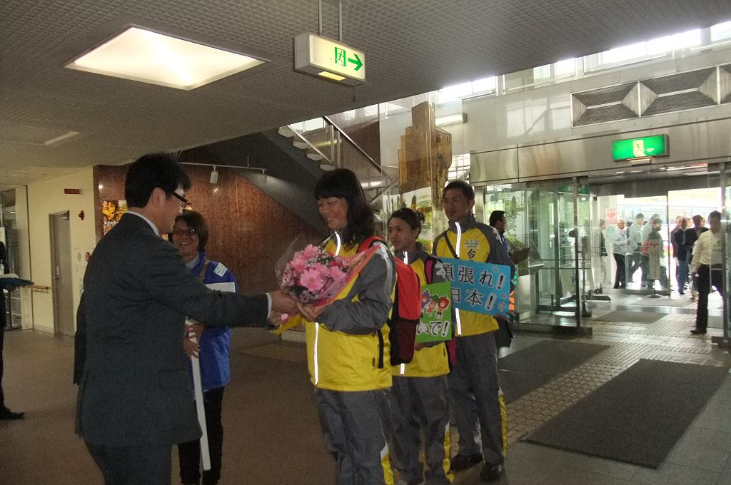 5月11日、市役所に到着した選手団に対し、伊藤副市長より歓迎の挨拶と花束が贈られました。（写真は台南市選手団