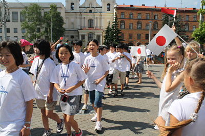 ミンスク市役所を訪問して歓迎される仙台小学生訪問団の様子