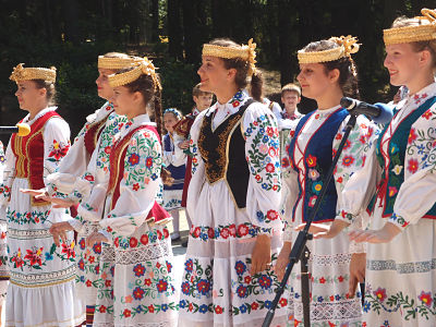 美しい刺しゅうの入ったベラルーシの民族衣装の様子