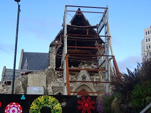 地震の被害を受けた建物の写真