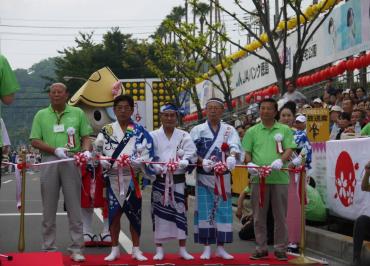 祭りでの藤本副市長の写真