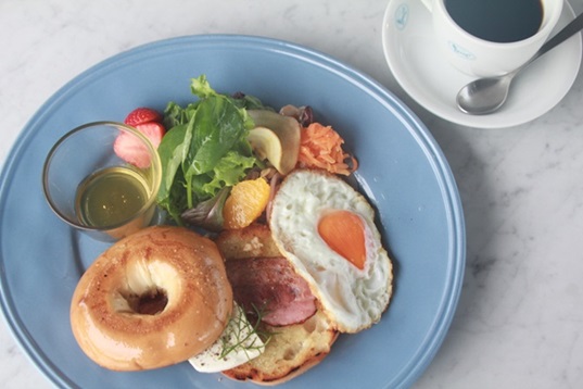 ベーグルのオープンサンド