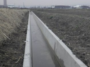 土水路からコンクリート水路への更新の画像