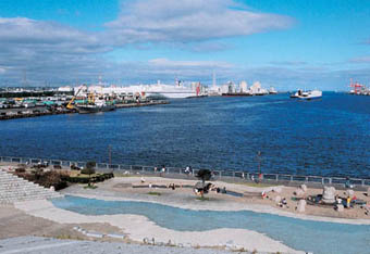 海の広場と仙台港の写真