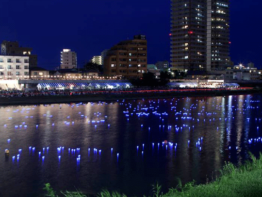 3000個の灯ろうが流れていく広瀬川