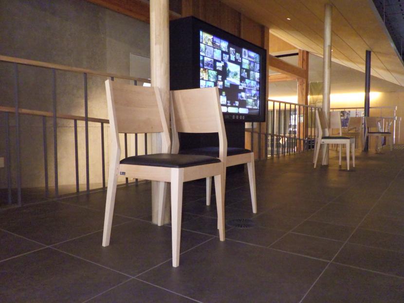 仙臺緑彩館に設置された木製椅子