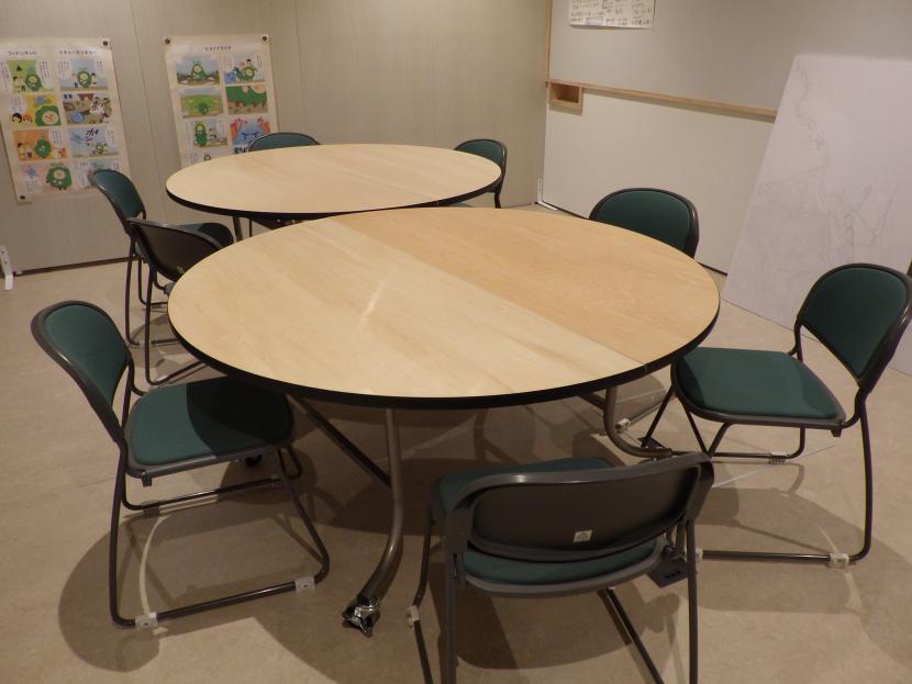 仙臺緑彩館に設置された木製テーブル