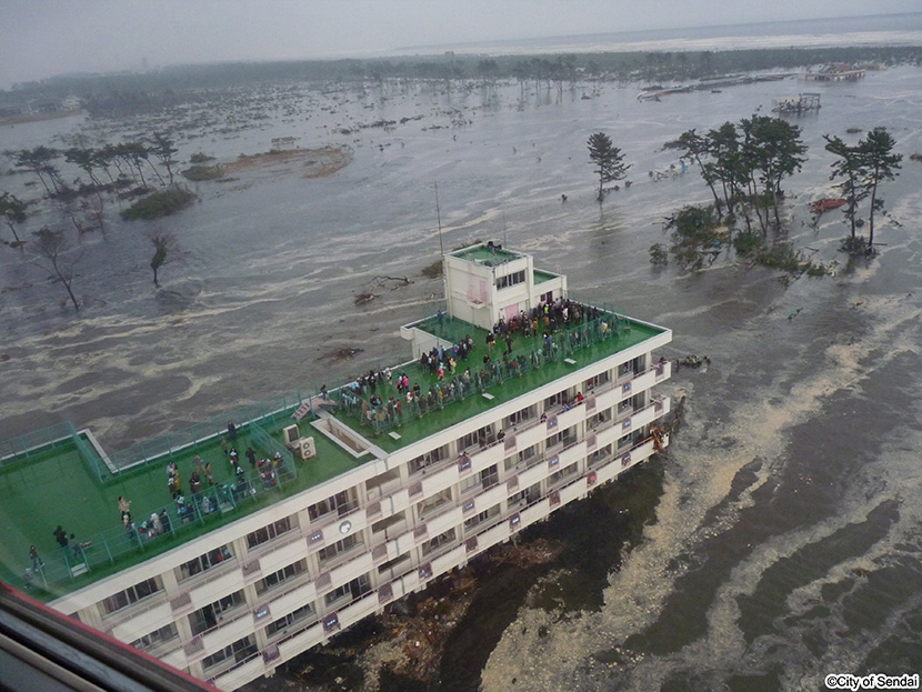 画像：津波で孤立する荒浜小学校