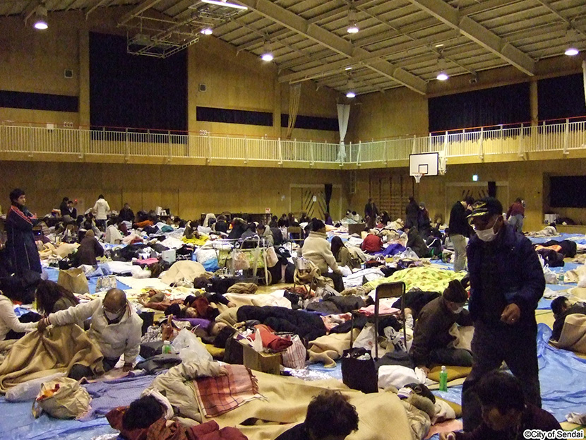画像：榴岡小学校体育館に避難した人々
