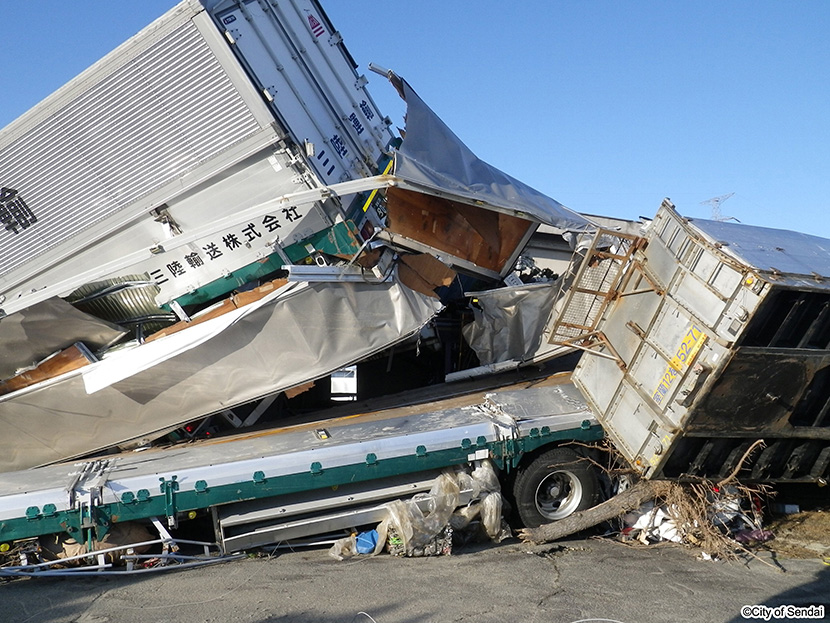 画像：津波により周辺のトラックが北新田ポンプ場場内へ押し寄せた