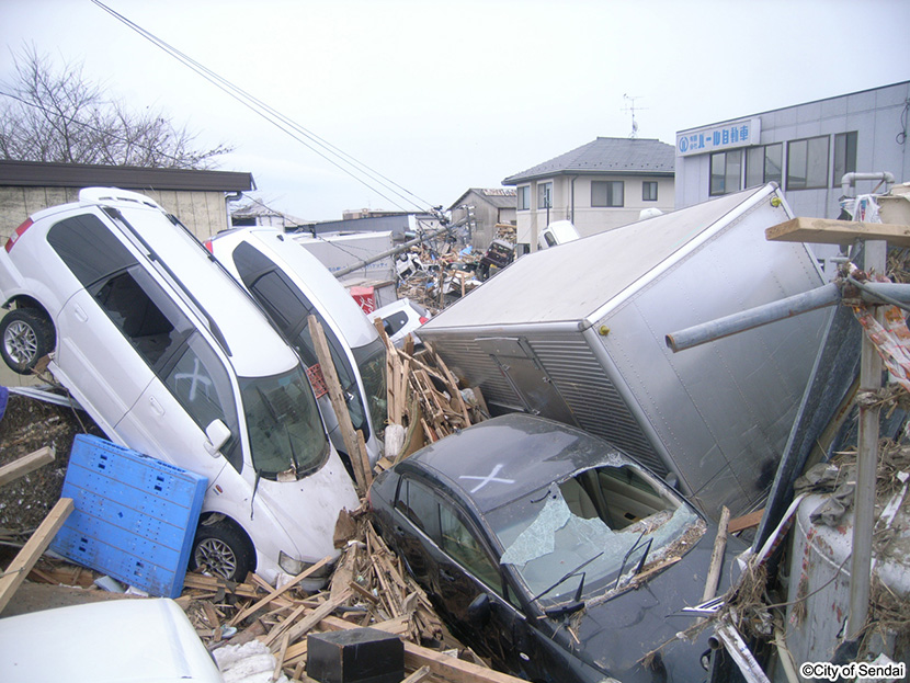 画像：津波に押し流された車両やがれき等