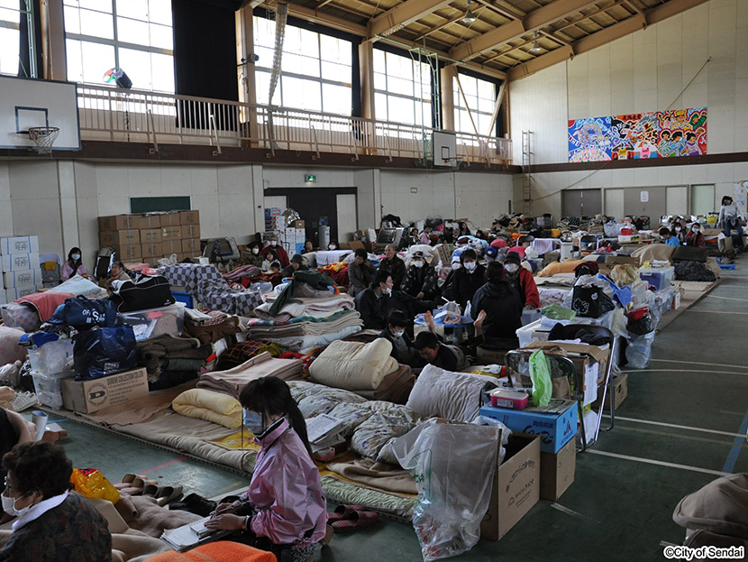 画像：六郷中学校の体育館に避難した人々