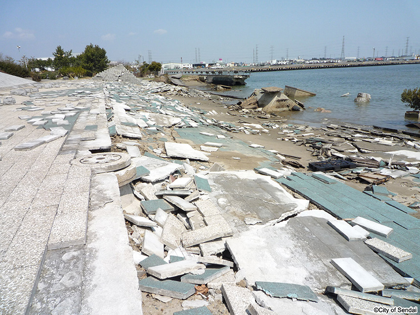 画像：仙台港中央公園の岸壁が崩れ、タイルが粉砕