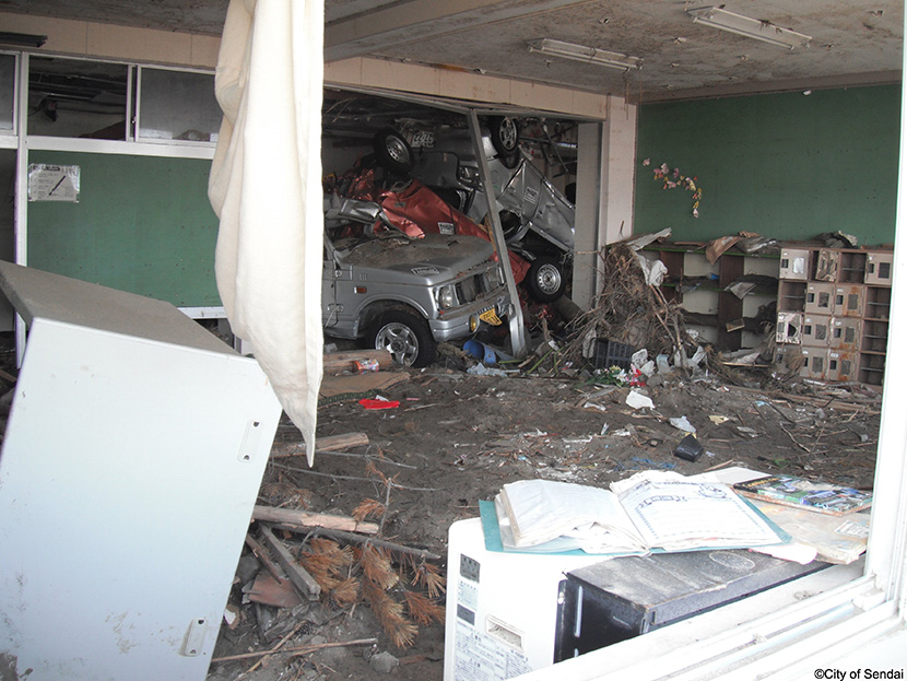 画像：荒浜小学校の校舎内部にまで流れ込んだ車両