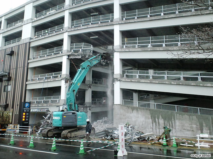 画像：損壊した立体駐車場を解体