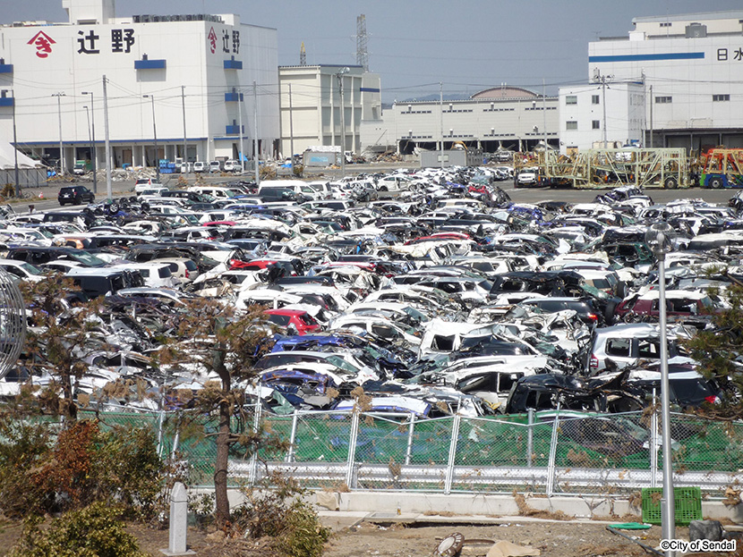 画像：津波で被災した自動車を駐車場に集積