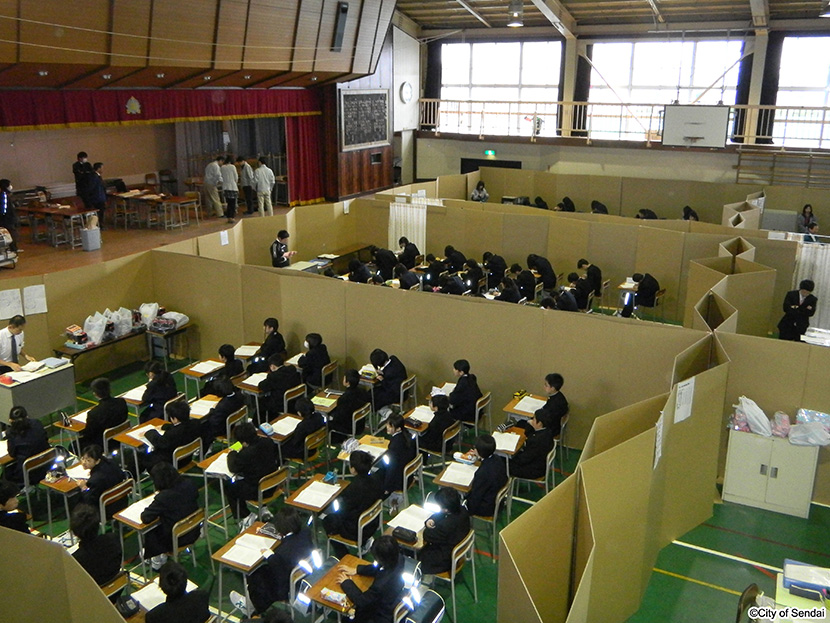 画像：七郷中学校は、体育館を段ボールで間仕切りして授業を実施