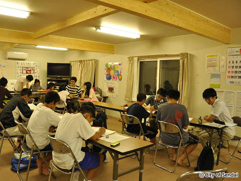 画像：大学生などのボランティアが中心になり、仮設住宅で子どもたちの勉強会を開催