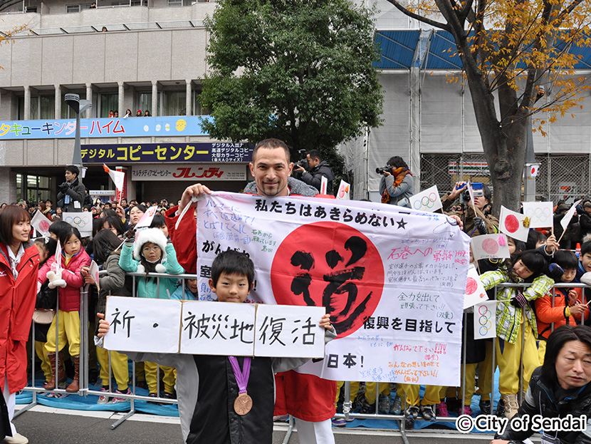 画像：ロンドン五輪・パラリンピックの日本代表選手が、市内の小学生たちとパレードに参加