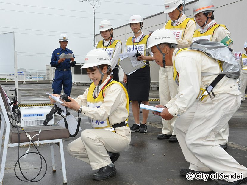 画像：市と津波避難ビルの協定を結んでいるキリンビール（株）仙台工場では、市や地域住民と協働で総合防災訓練を実施
