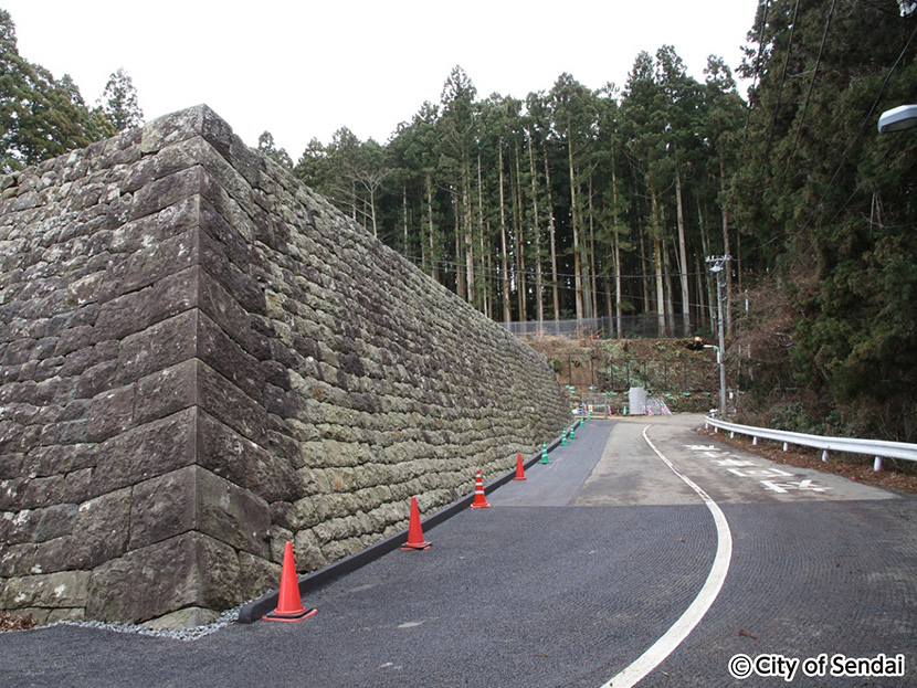 画像：震災で崩れた仙台城跡の石垣の復旧工事が完了を迎え、通行止めであった市道仙台城跡線が2月25日に通行を再開