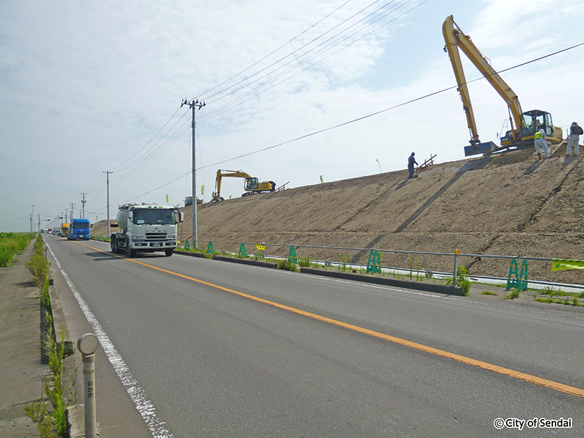 写真：県道塩釜亘理線のかさ上げ工事