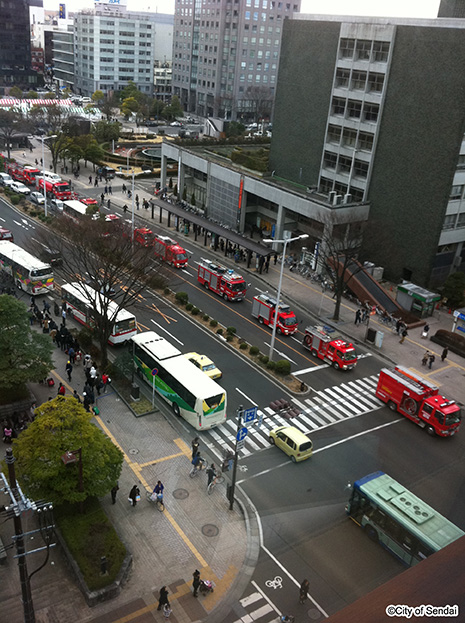 画像：神戸市等から応援に駆けつけた消防車の列（手前は山形空港行き高速バスの列）