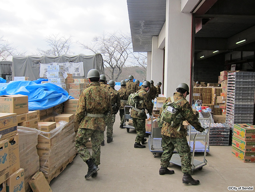画像：自衛隊による支援物資の搬送作業