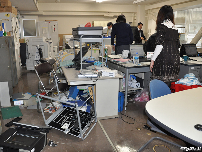 画像：地震発生直後の市役所執務室