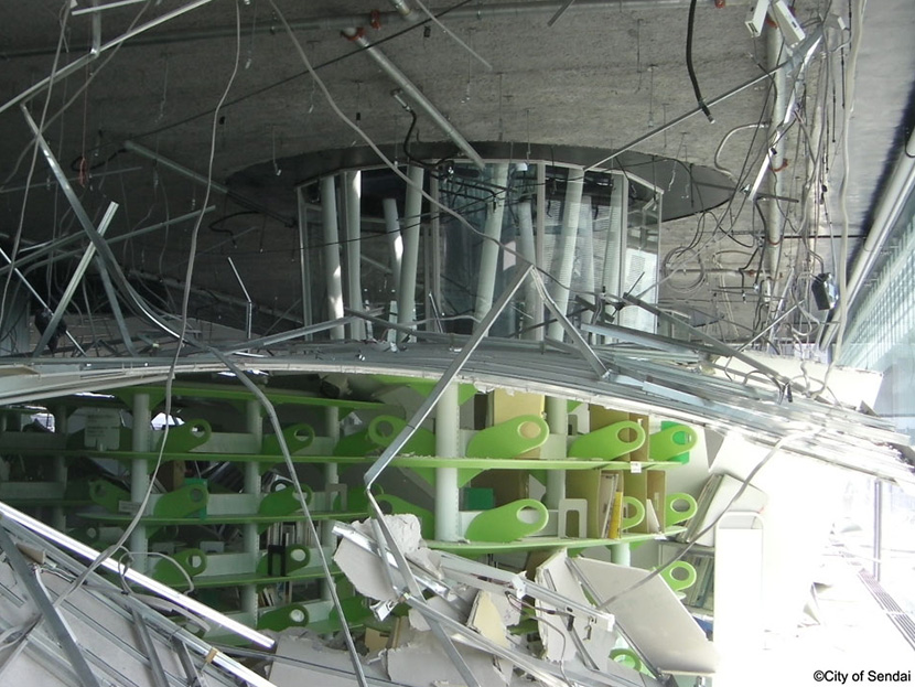 画像：せんだいメディアテークでは７階の天井が落下1