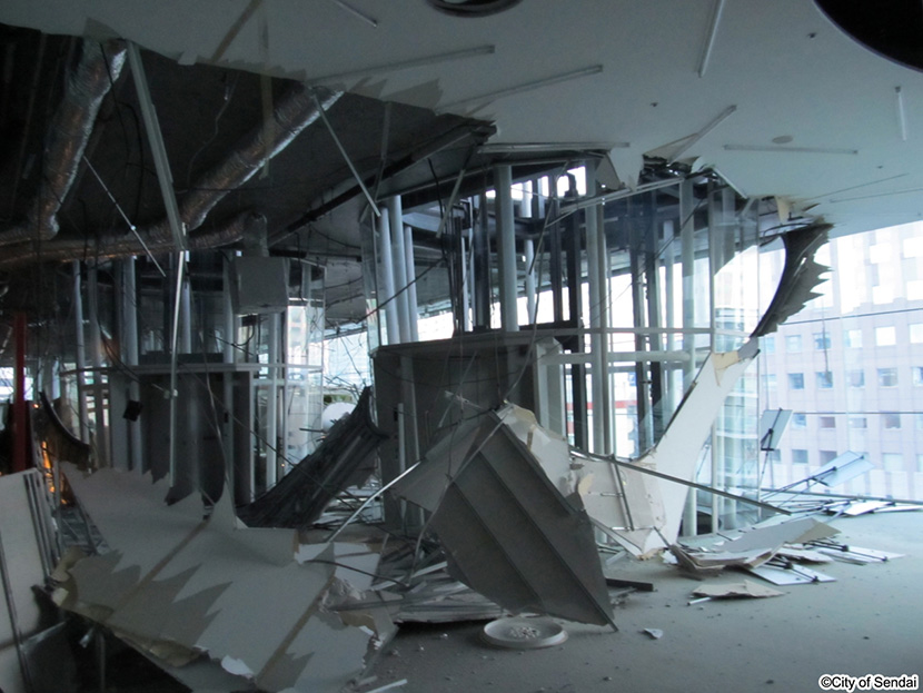 画像：せんだいメディアテークでは７階の天井が落下2