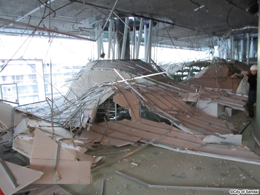 画像：せんだいメディアテークでは７階の天井が落下3
