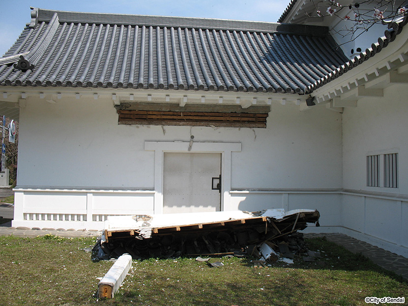 画像：仙台城址では大手門隅櫓の一部が崩壊