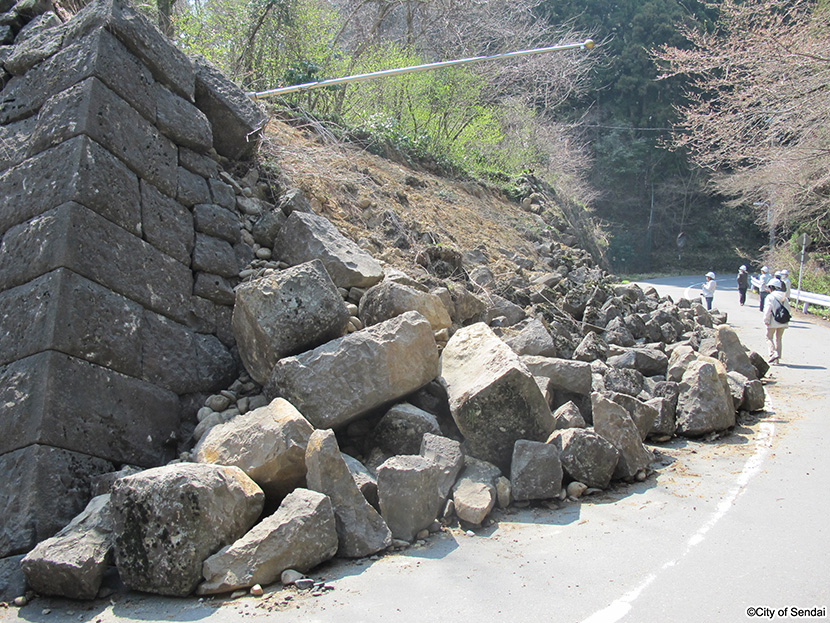 画像：崩れ落ちた仙台城址の石垣