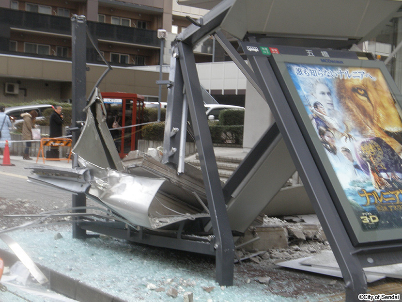 画像：五橋バス停がビル外壁の落下により破損