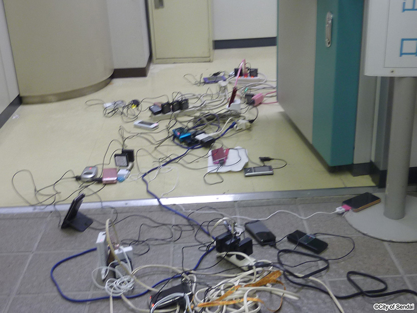 画像：多くの人が携帯電話の充電を必要としたため、宮城野区役所では電源を提供