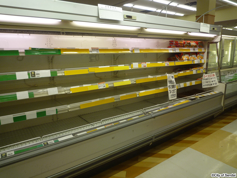 画像：市内のスーパーでは、しばらくの間、品薄の状態となった