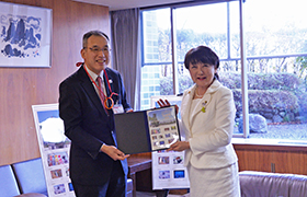 日本郵便株式会社東北支社長から市長がオリジナルフレーム切手を受け取る様子
