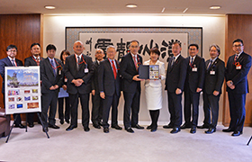 日本郵便株式会社の皆さんと市長の集合写真