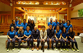 シッティングバレー女子イタリア代表チームの選手らと市長の集合写真