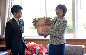花の鉢植えを贈呈される市長