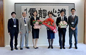 仙台市中央卸売市場花き部運営協議会の方々と市長の集合写真
