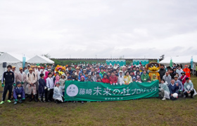 植樹会参加者と市長の集合写真