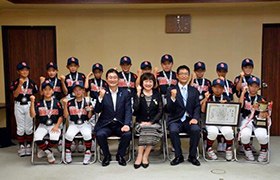 市長とチームの集合写真