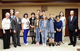 ベラルーシ・日本友好派遣団と市長の集合写真